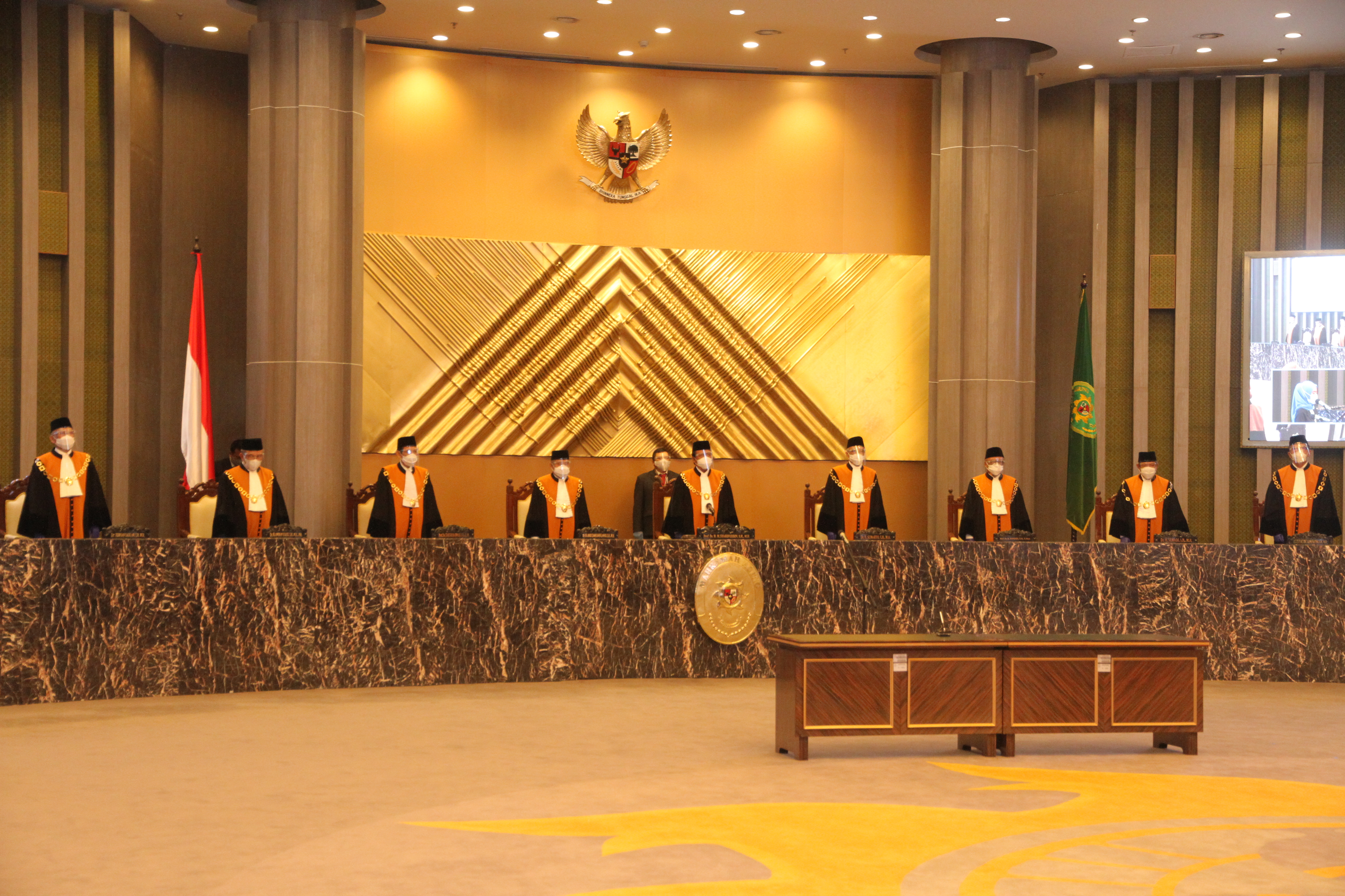 KETUA MAHKAMAH AGUNG MENGAMBIL SUMPAH JABATAN DAN MELANTIK 3 HAKIM AD HOC PADA MA 3